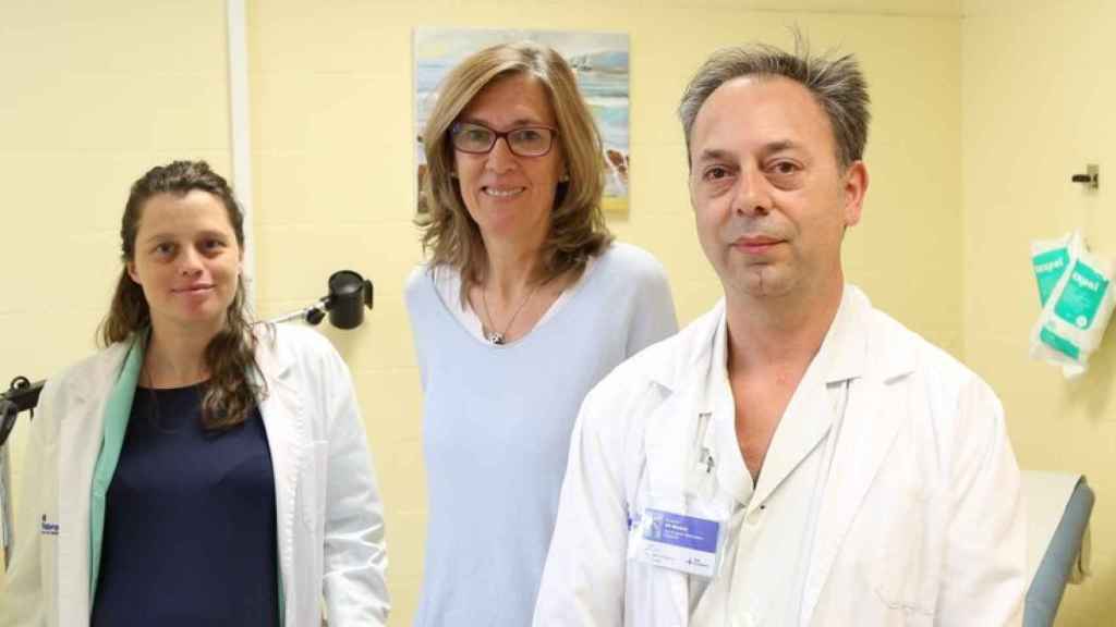 Los Drs. Antonio Gil y Eva Colás junto a la paciente exitosamente tratada. (VHIR)