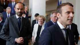Emmanuel Macron, presidente de Francia, y detrás el primer ministro, Edouard Philippe.