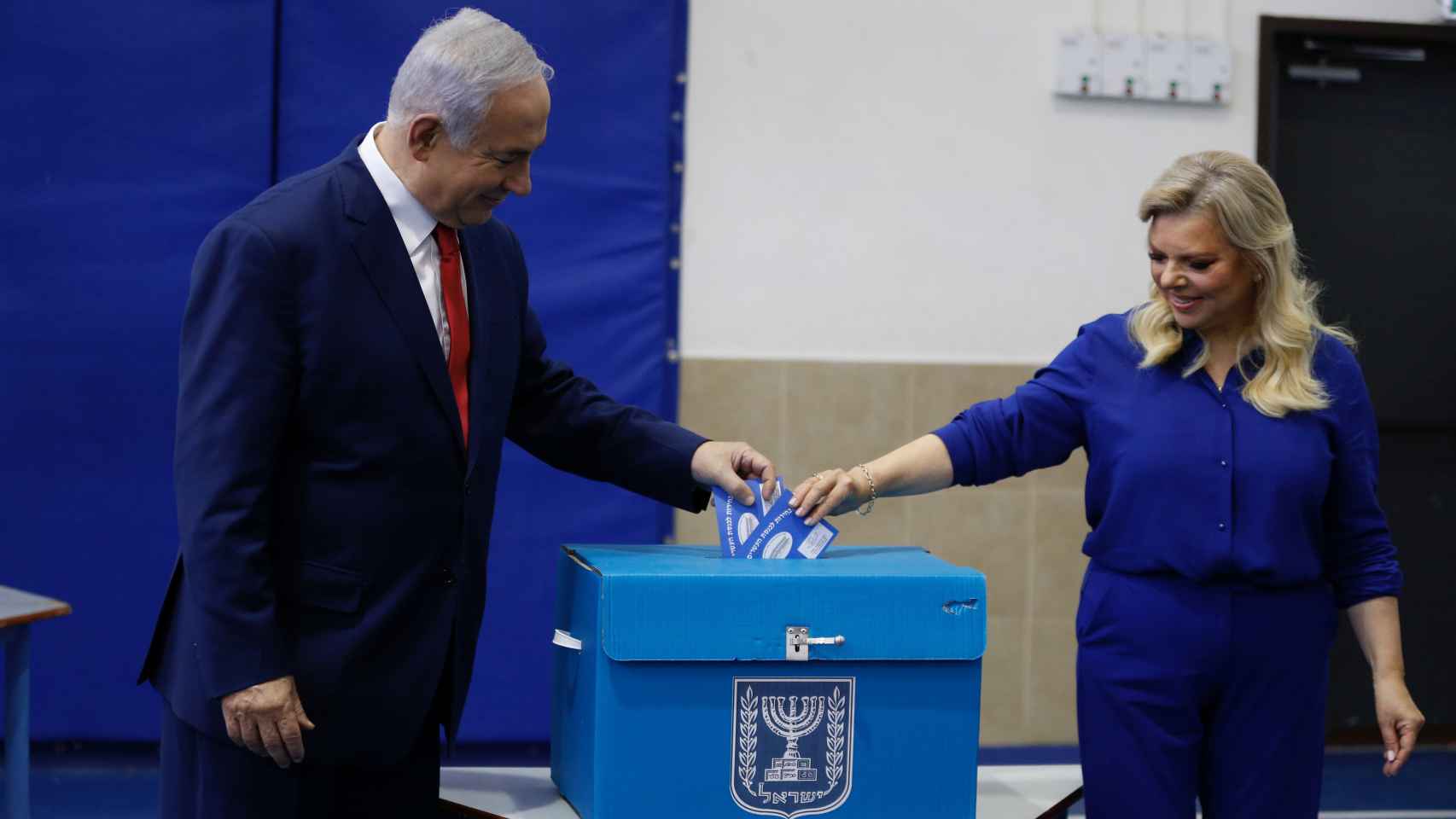 El primer ministro israelí, Benjamín Netanyahu, votando esta mañana junto a su mujer.