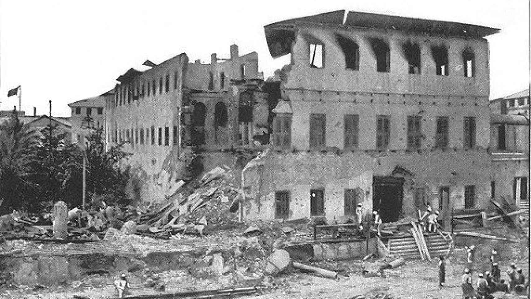El palacio del sultán de Zanzibar tras el bombardeo británico.
