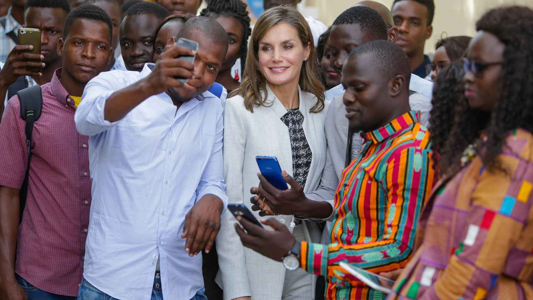 Letizia junto a un grupo de senegaleses haciéndose fotos durante su periplo senegalés en 2017.