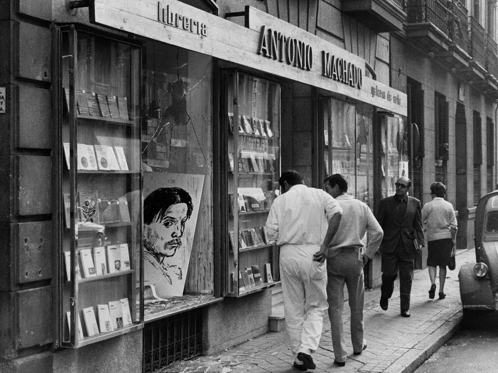 Fachada de la librería Antonio Machado tras el atentado de 1971.