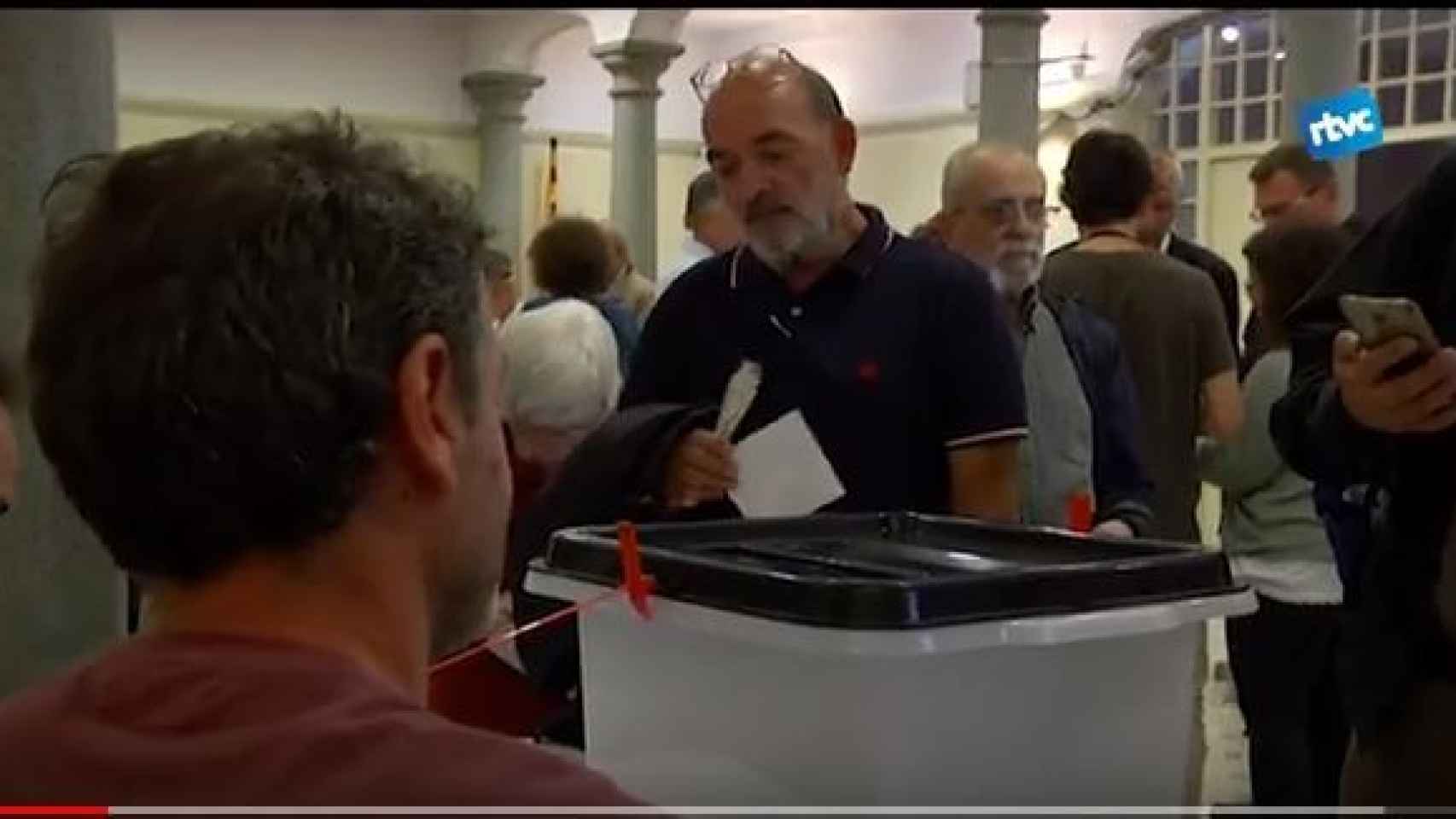 La televisión local de Cardedeu grabó la votación/