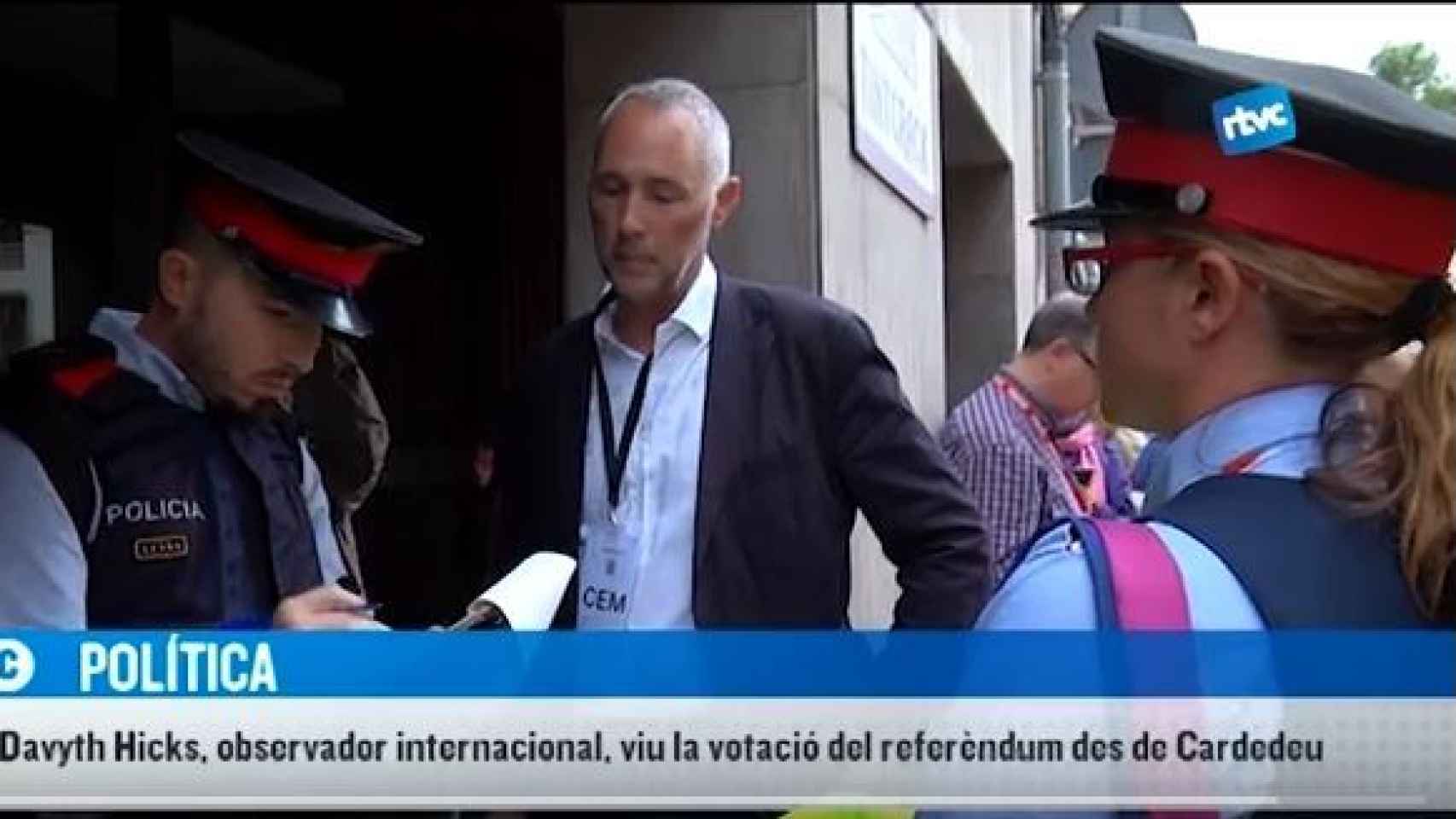 Un binomio de mossos ante el centro de Cardedeu, con un 'observador internacional'.