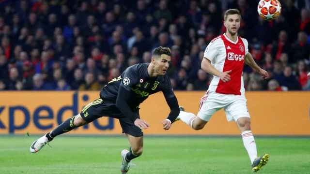 Cristiano Ronaldo rematando a gol frente al Ajax