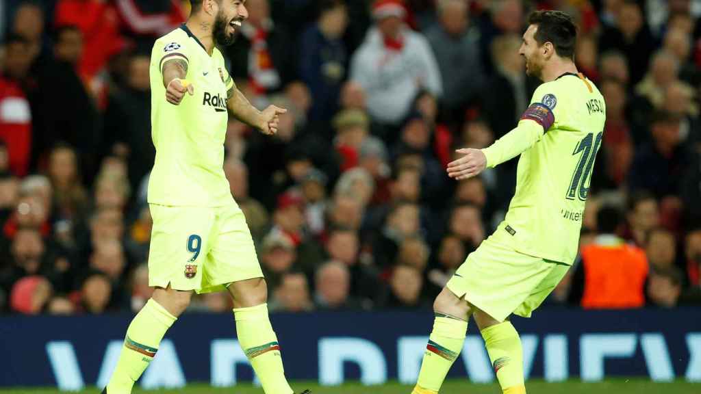 Suárez y Messi celebran el único gol del partido