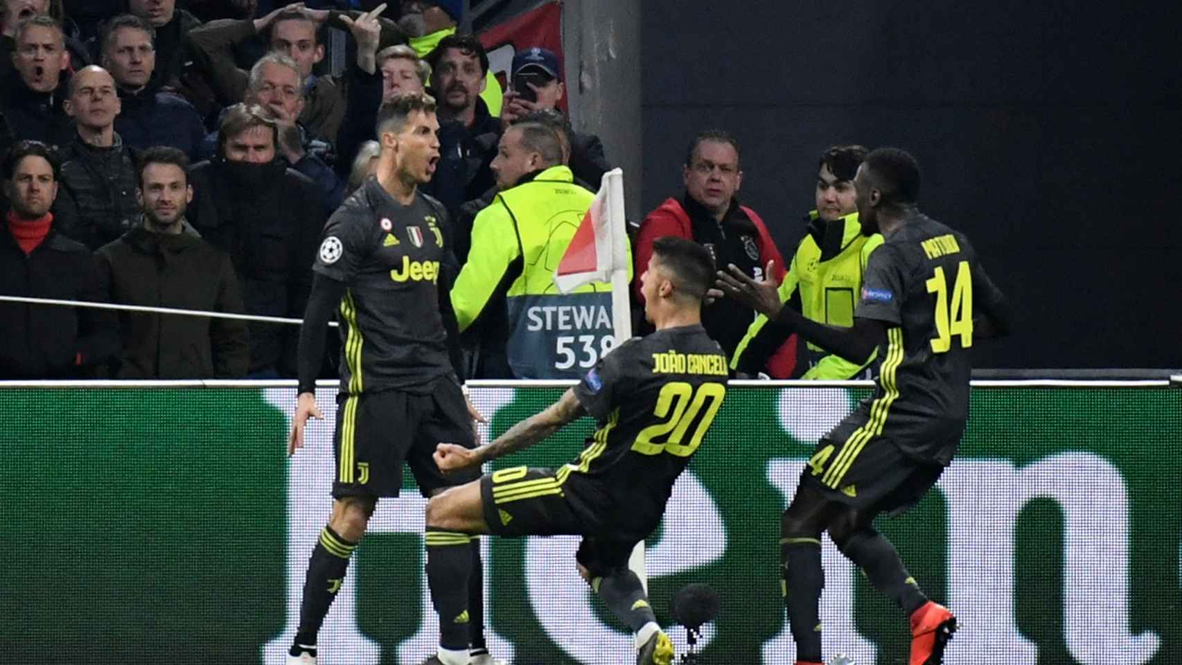 Cristiano Ronaldo celebra el gol con sus compañeros