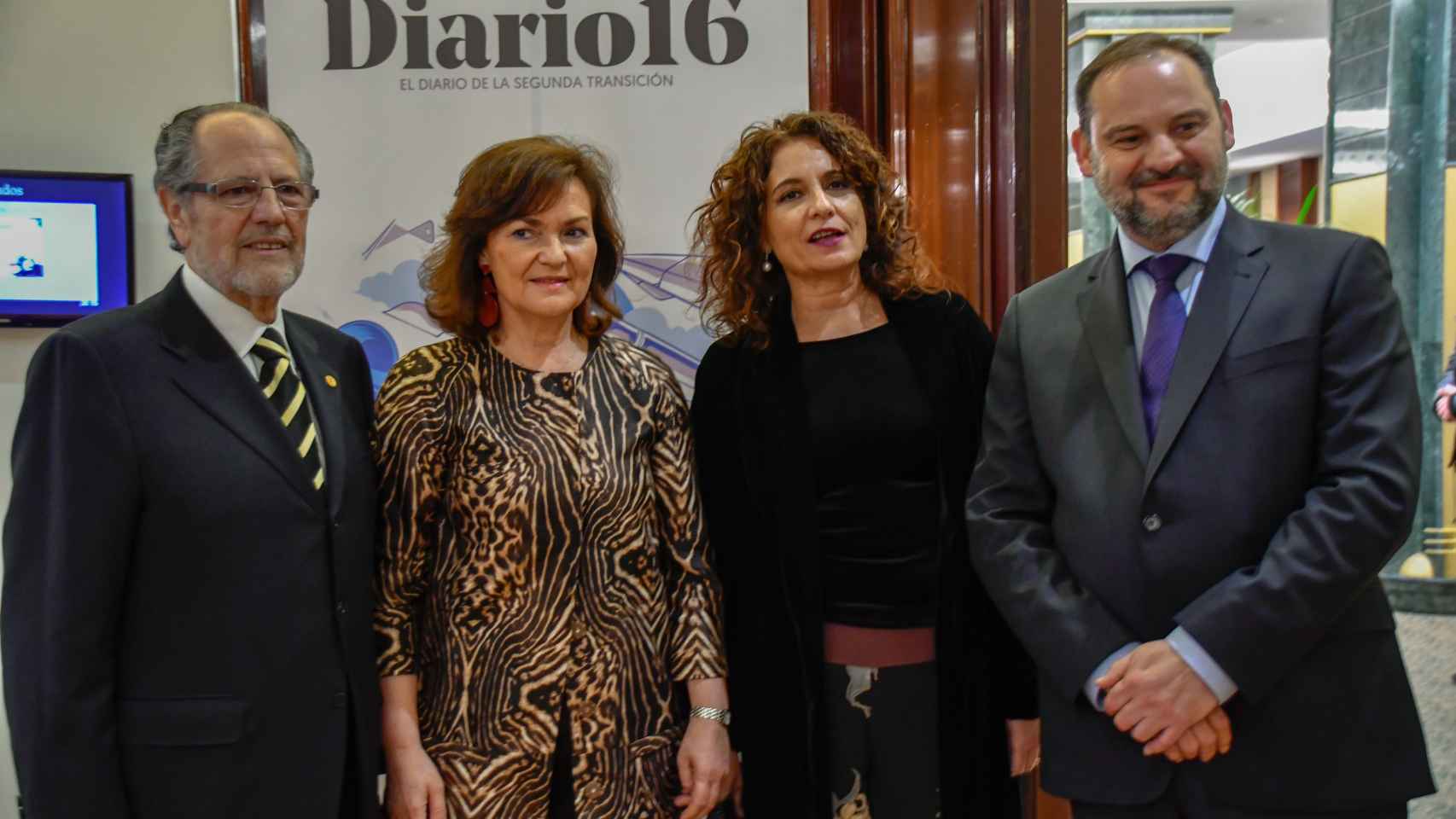El editor de Diario 16, junto con la vicepresidenta del Gobierno Carmen Calvo, y los ministros de Fomento, José Luis Ábalos y de Economía, María Jesús Montero.