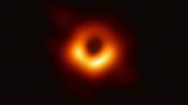 Este agujero negro se encuentra a 55 millones de años luz de la Tierra.