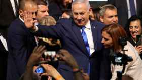 Netanyahu celebra, junto a su mujer y los votantes, la victoria