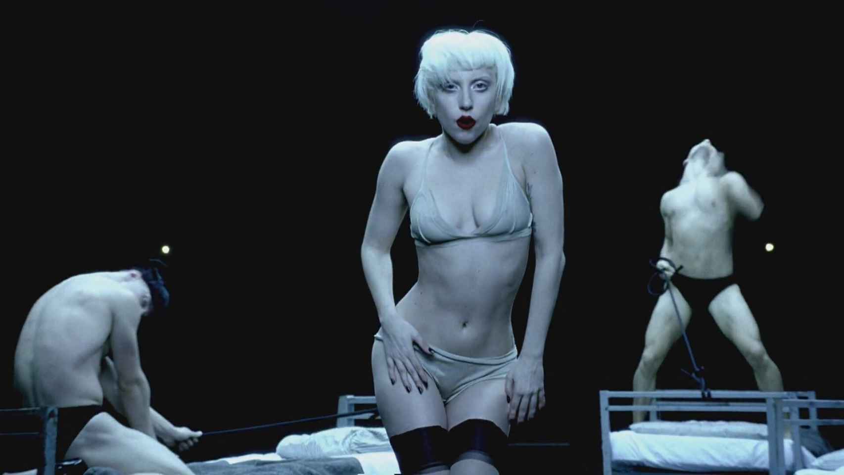 Lady Gaga con corte 'bowl cut' en el videoclip 'Alejandro'.