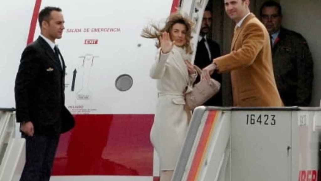 La reina Letizia y Felipe en la despedida de su viaje oficial a Brasil en febrero de 2005.