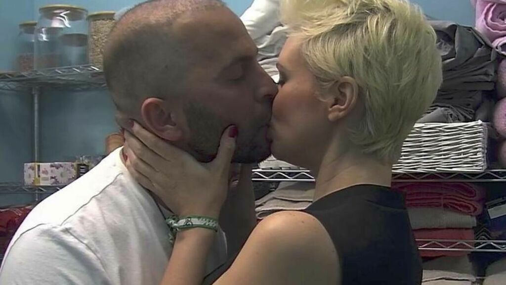 Antonio Tejado y María Jesús Ruiz se dan su primer beso en 'GH DÚO'.