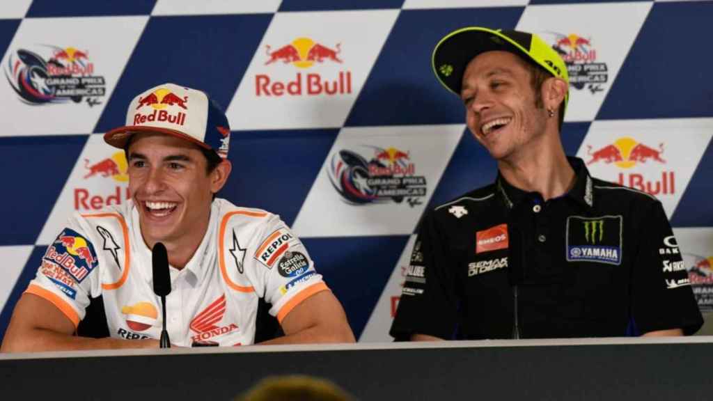 Márquez y Rossi se ríen ante la ocurrencia del español, en la conferencia de prensa del GP de Las Américas.