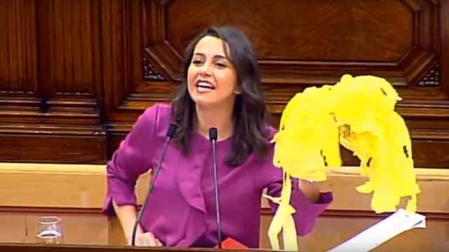 Arrimadas con lazos amarillos retirados por ella y sus compañeros de Cs en el Parlament.