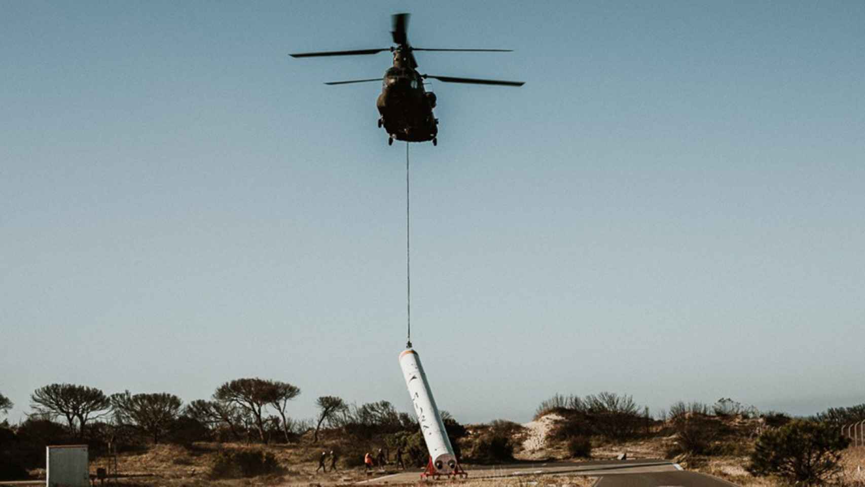 Un helicóptero del Ejército de Tierra se ha encargado de realizar la suelta del cohete.