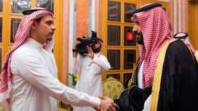 El hijo de Khashoggi y el príncipe saudí en una reunión a finales de 2018.