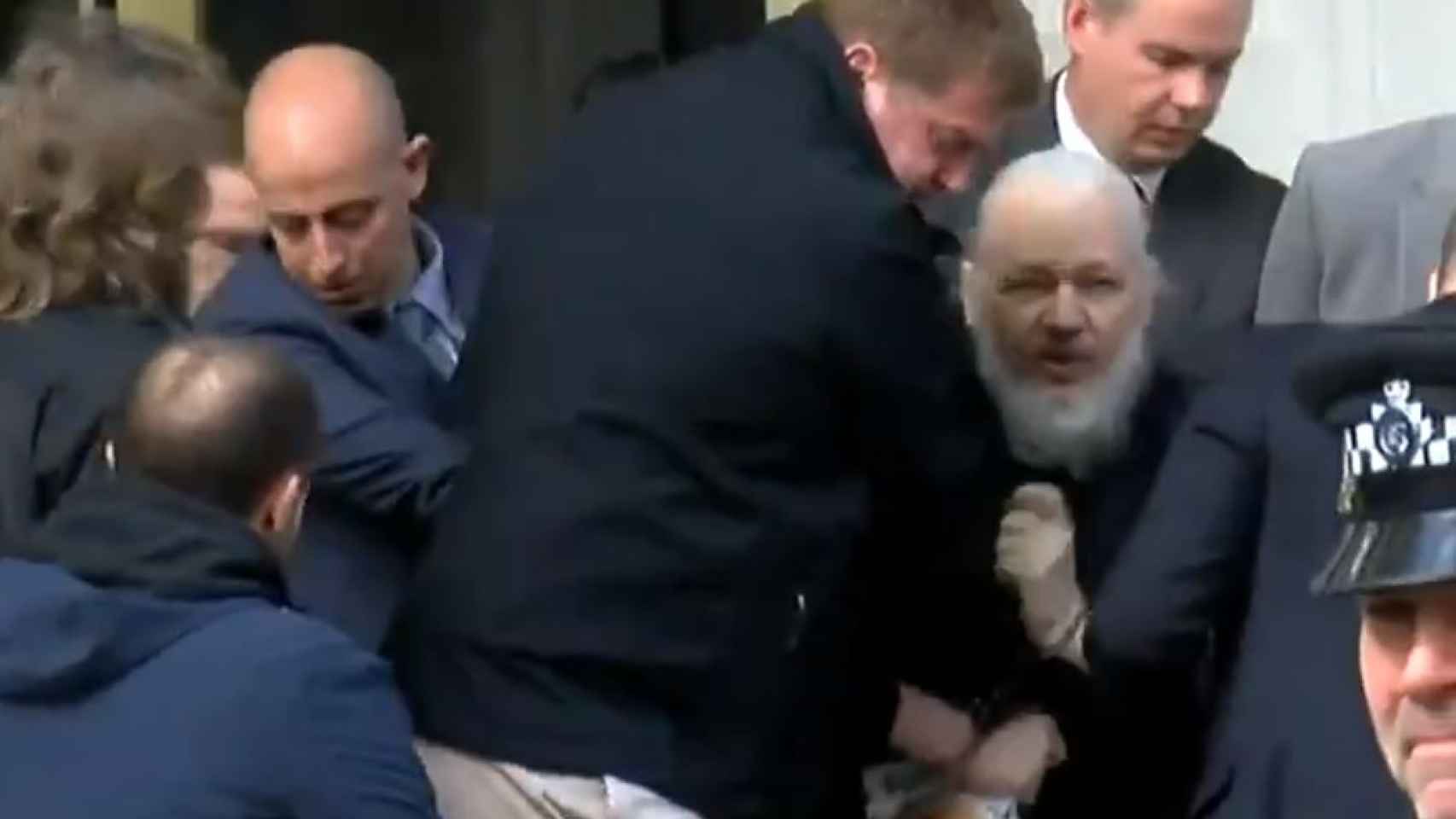 Julian Assange, retirado a la fuerza de la embajada de Ecuador.