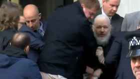 Julian Assange en el momento de la detención.