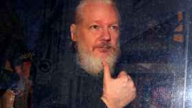 Assange, tras ser detenido en la embajada de Ecuador