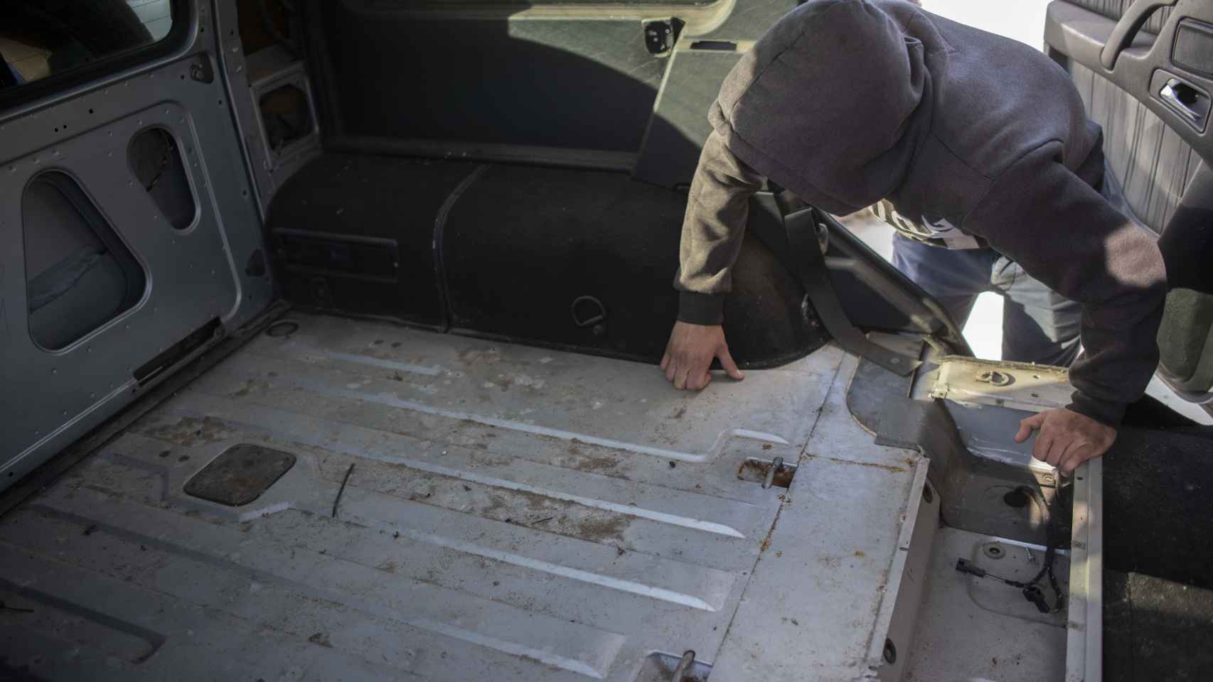El narcotraficante muestra el interior de un todoterreno sin asientos para introducir la carga cuando se produjen alijos.