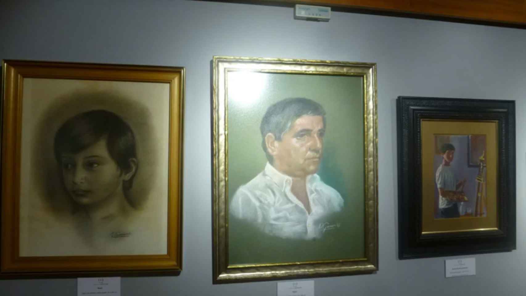 Algunos de los cuadros del niño pintor en una exposición reciente en Málaga.
