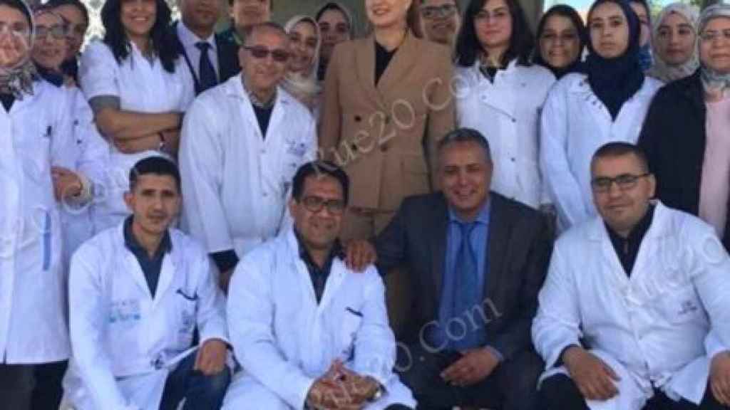 Lalla Salma junto al equipo médico del centro de oncología de Beni Melal.