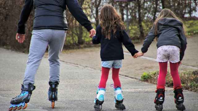 El patinaje es una actividad recreativa popular para adultos y niños