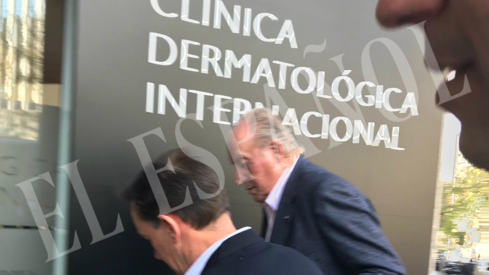 El rey Juan Carlos a su llegada a la Clínica Dermatológica Internacional.