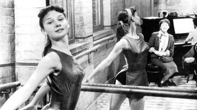Audrey Hepburn, de joven, en una escena de 'The secret people'.