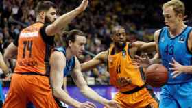 Bojan Dubljevic y Will Thomas tratan de detener el avance de Luke Sikma y Dennis Cliffordn en el el Alba Berlin - Valencia Basket de la Eurocopa
