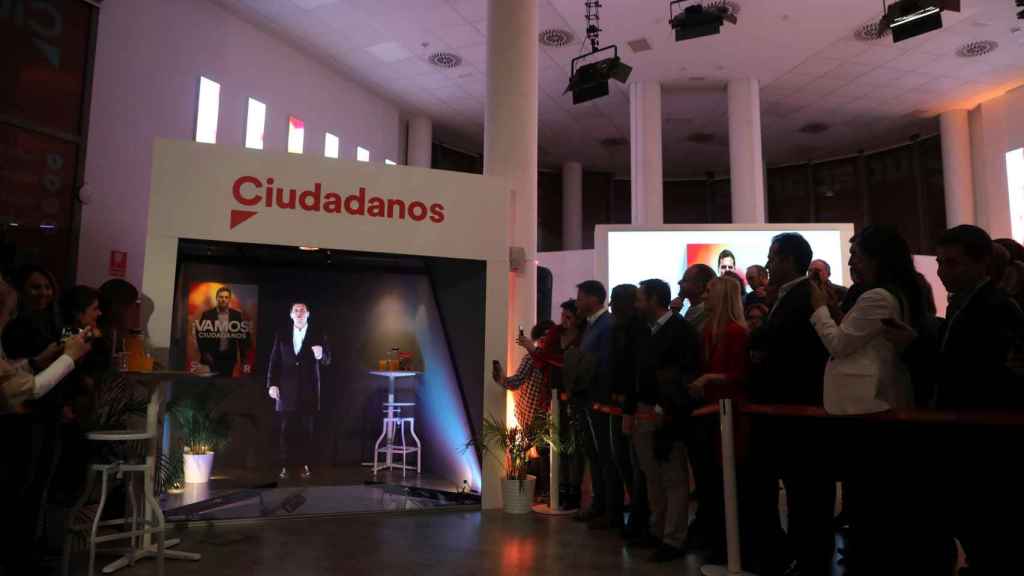 Rivera arranca la campaña 'apareciéndose' en un holograma desde Pedraza