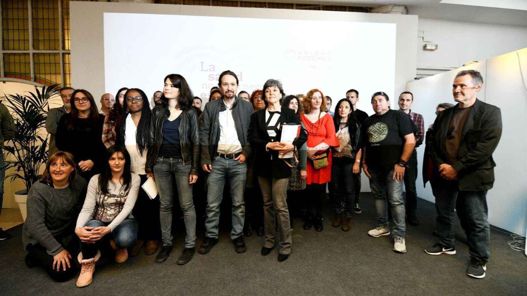 Pablo Iglesias junto a Isa Serra y los representantes de los 17 colectivos de la marea blanca contra los recortes en Sanidad.