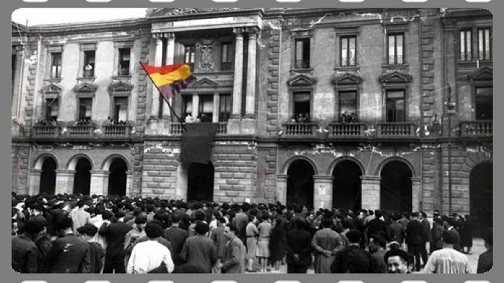 Imagen del izado de la bandera tricolor republicana en el Ayuntamiento de Éibar (Guipúzcoa) el 14 de abril de 1931.