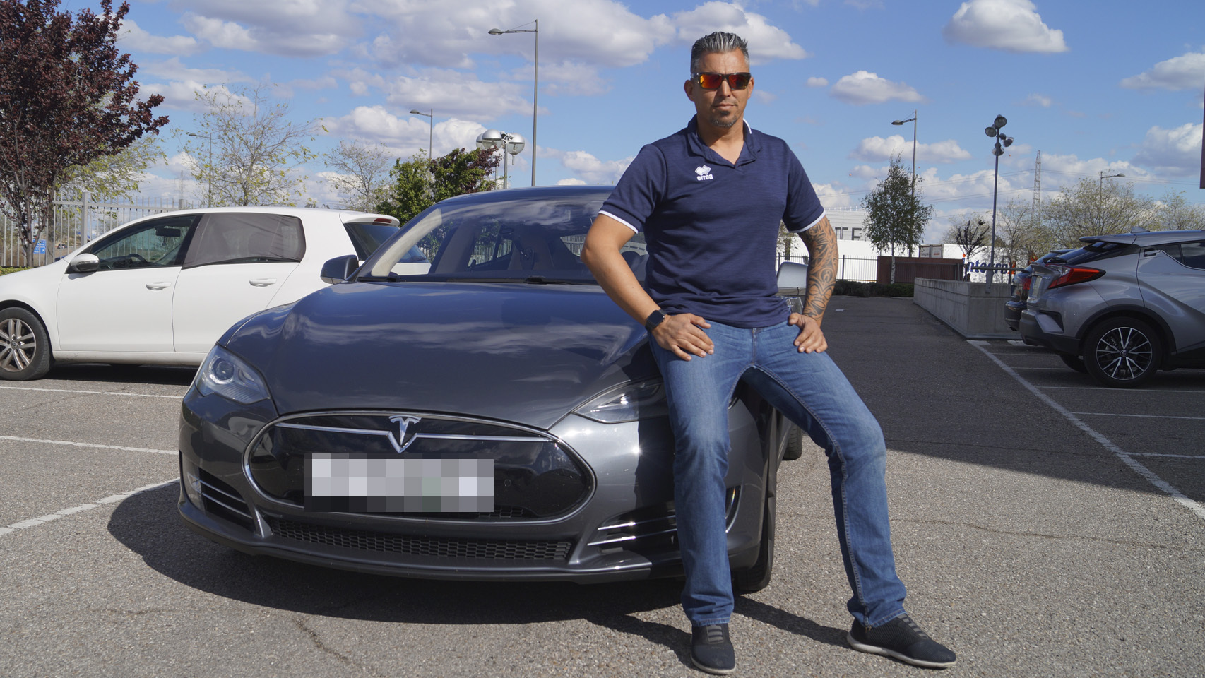 Javier con su nuevo Model S tras traerlo desde Holanda