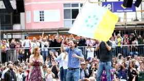 Pablo Iglesias ondeando la bandera independentista canaria.
