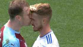 Ashley Barnes le da un beso en la nariz a su rival.