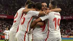 Los jugadores del Sevilla celebran uno de los goles del partido