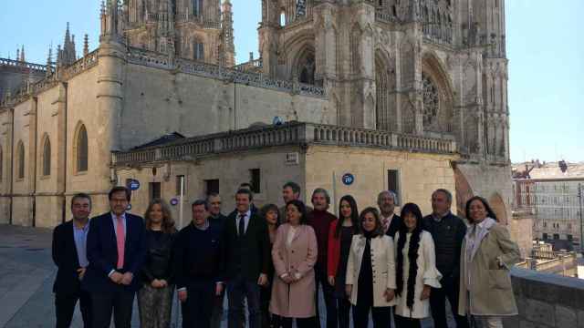 Casado junto a militantes del PP junto a la Catedral de Burgos.