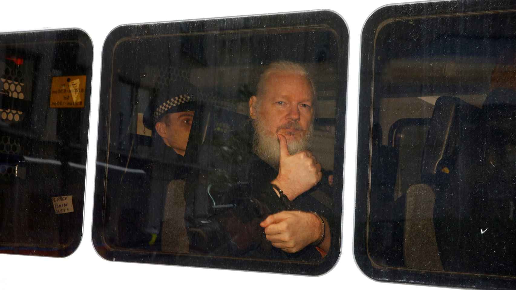 Julian Assange, tras ser detenido por la policía británica.