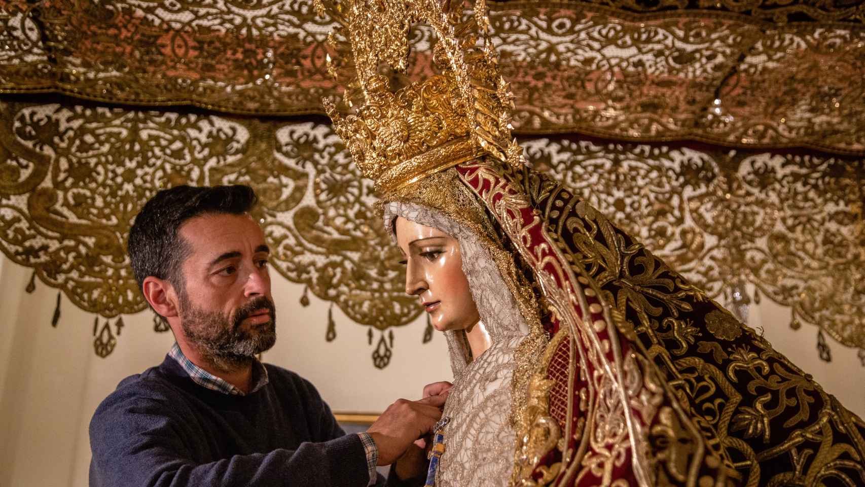 Antonio Bejarano vistiendo a la Virgen del Patrocinio.