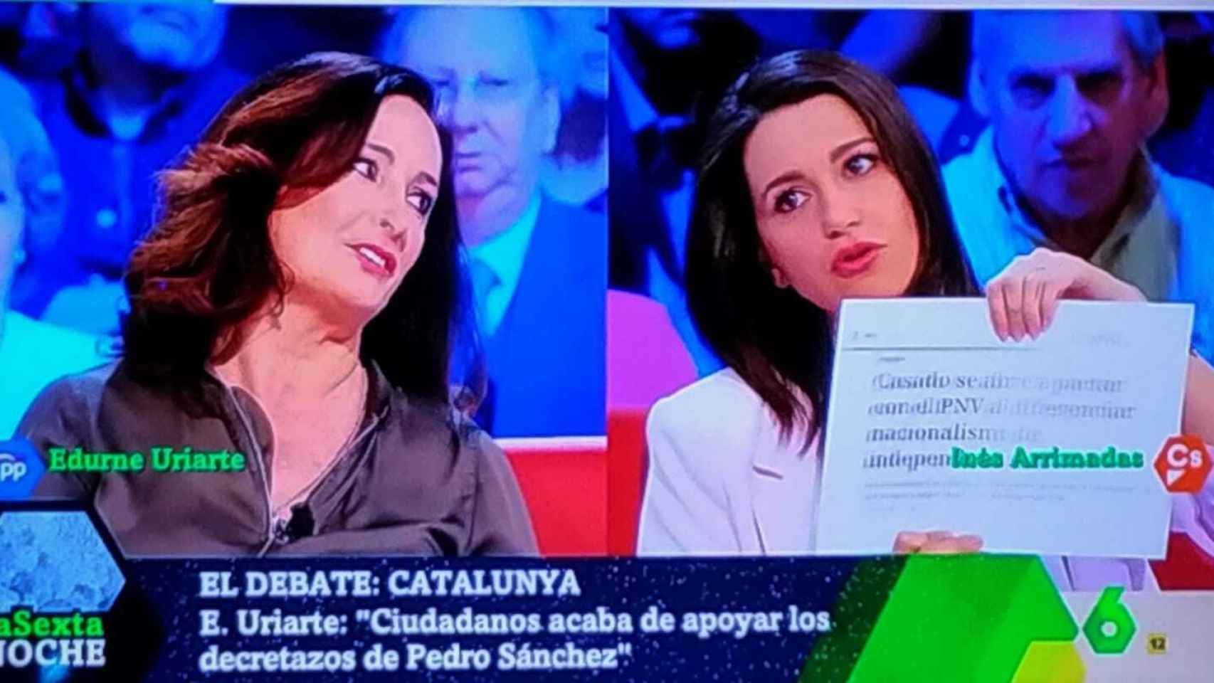 Inés Arrimadas exhibe una noticia de El Español durante el debate.
