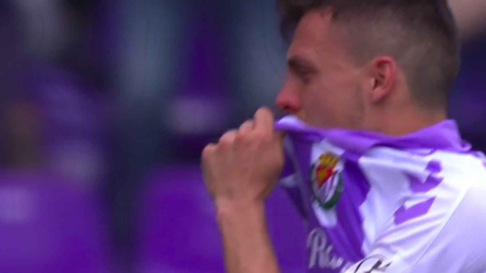 Óscar Plano llorando tras cometer el penalti. Foto: Twitter (@elchiringuitotv)