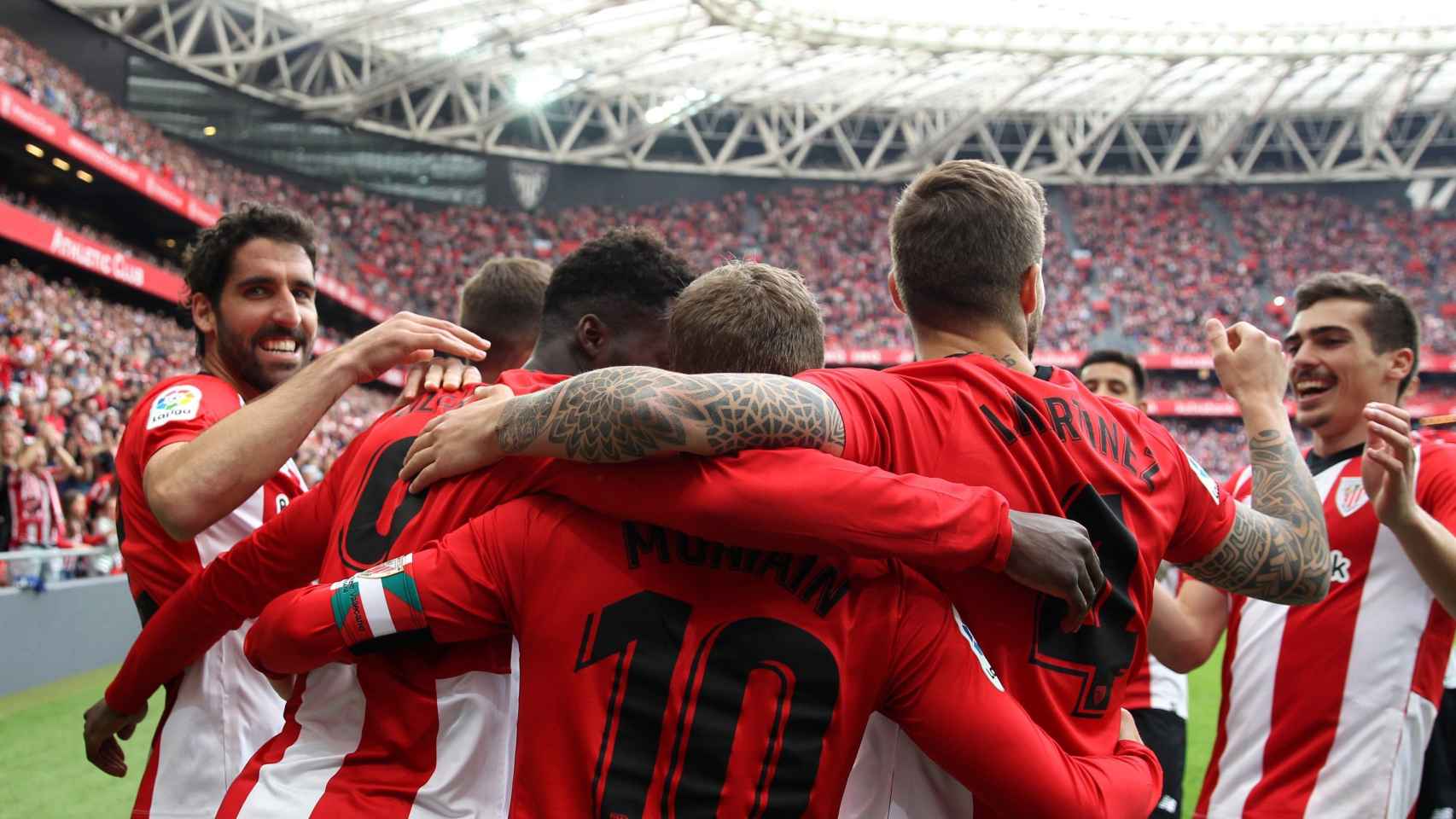 Los jugadores del Ahtletic celebran uno de los goles ante el Rayo Vallecano en La Liga