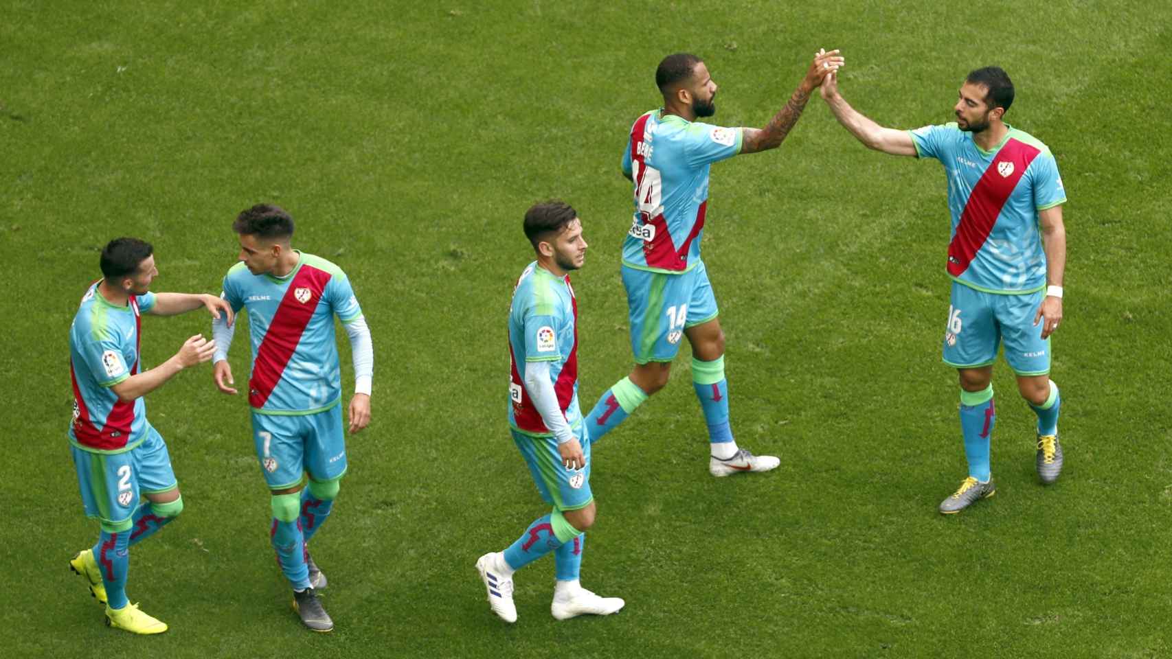 Los jugadores del Rayo Vallecano celebran un gol ante el Athletic en La Liga