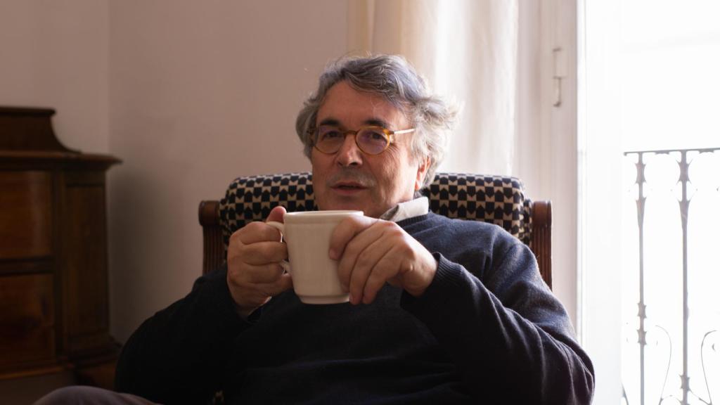 El escritor Andrés Trapiello, en el salón de su casa.