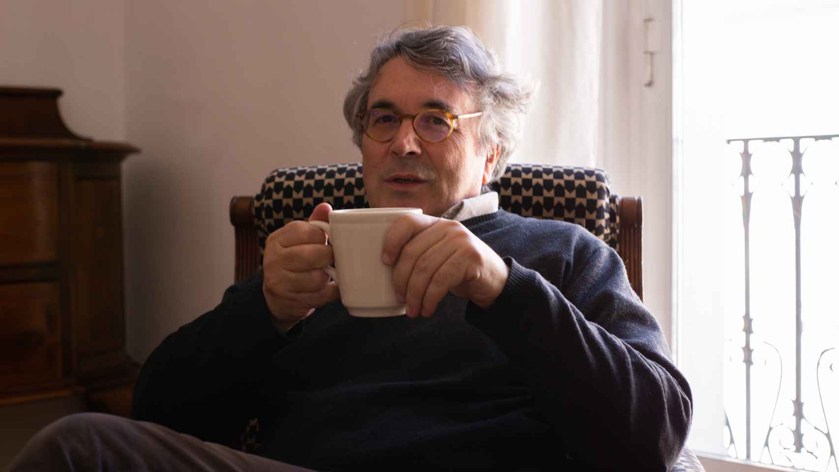 El escritor Andrés Trapiello, en el salón de su casa.
