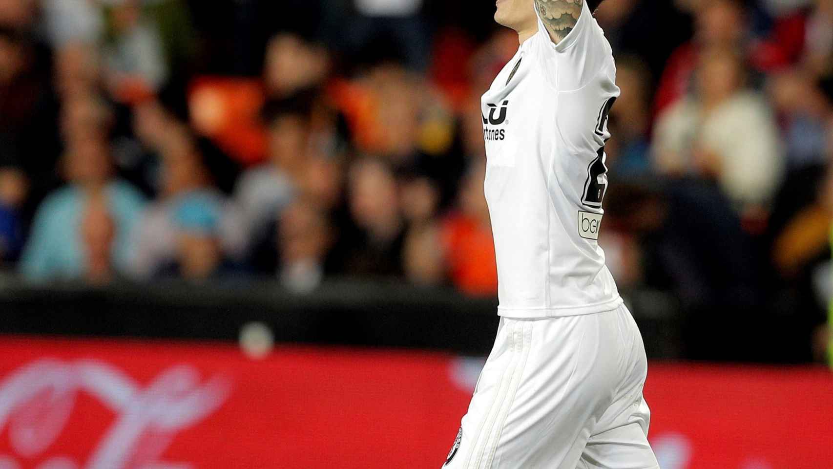 Santi Mina celebra uno de sus goles en el Valencia - Levante de La Liga