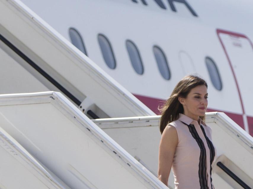 Los miembros reales junto a sus guardaespaldas fueron los primeros en desembarcar del avión.