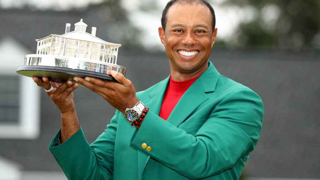 Tiger Woods posa con el trofeo del Masters de Augusta